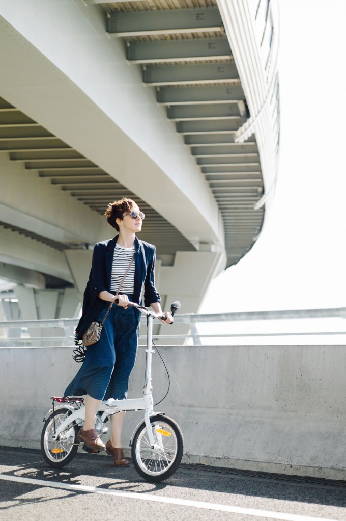 A vélo dans la circulation Stylish Model On Bicycle