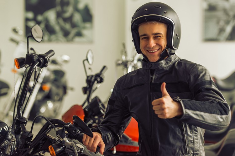 Sentez-vous libre et en sécurité sur votre moto. Qui dit moto dit équipement ad hoc et bien sûr aussi un permis moto et une formation à la conduite.