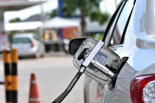 Voiture au GNC Avec une voiture au GNC, à faible vitesse, vous roulez intégralement en mode électrique et dès que la vitesse augmente, vous basculez sur le moteur à combustion. En électrique pur, la distance est limitée à 5 kilomètres au maximum.