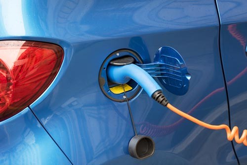 Elektrische auto opladen Hoe snel laad je je elektrische auto op? Dat hangt af van het vermogen dat je gebruikt. Bij je thuis kan dat tot 10 uur duren. Aan een snellaadpaal tank je in maximaal een halfuur 80% van je batterij vol.